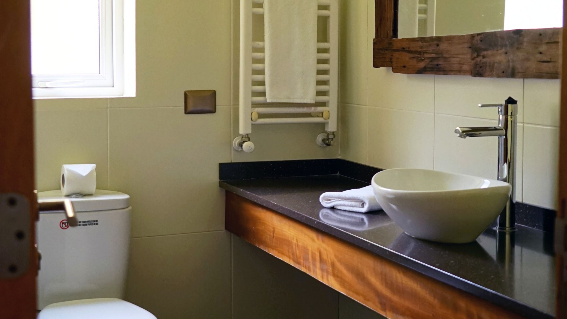 Baño de habitaciones en eco cabañas del hotel cabaña del lago, detalles calidos y elegantes