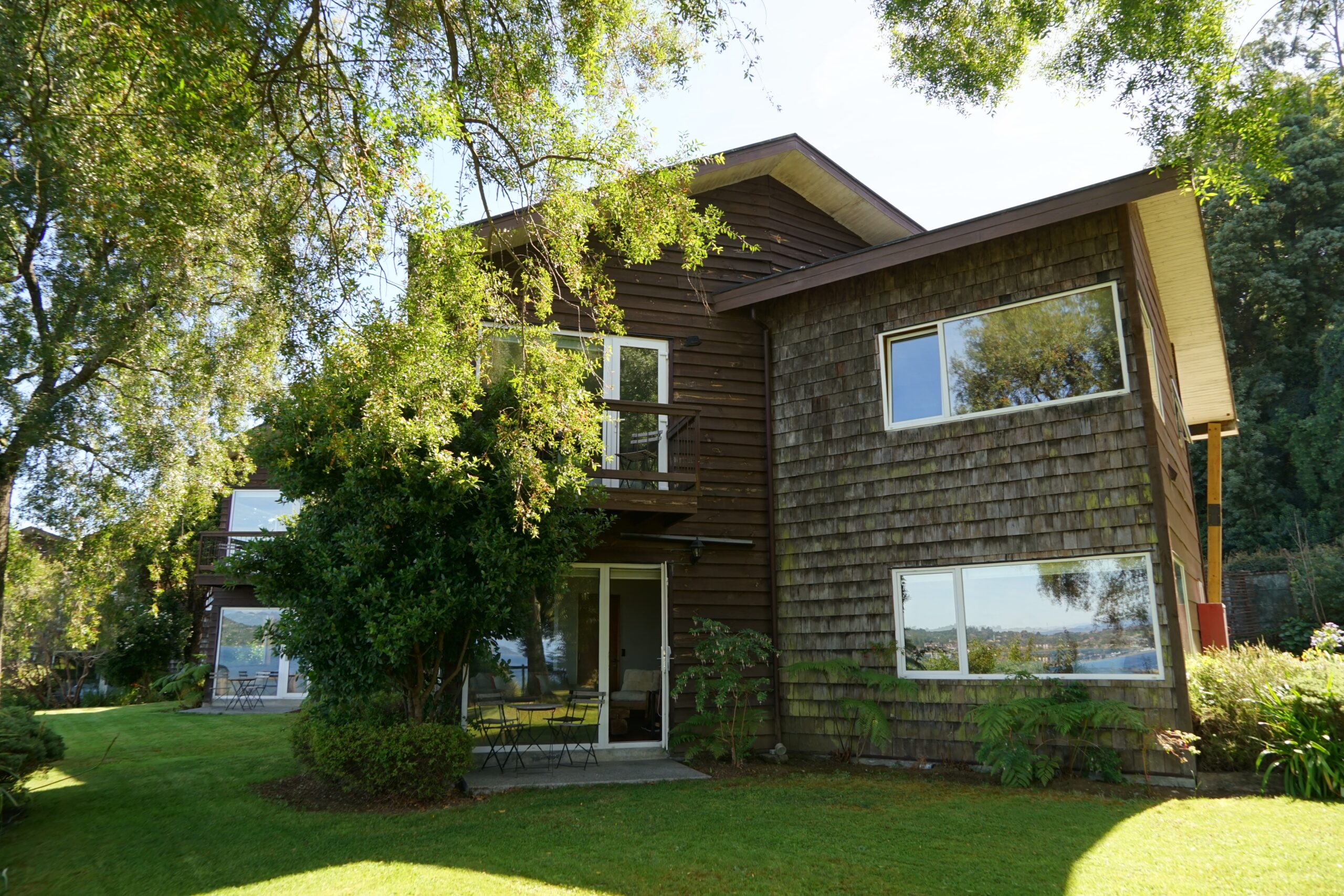 Vista de la eco cabaña familiar desde el exterior, con entorno natural