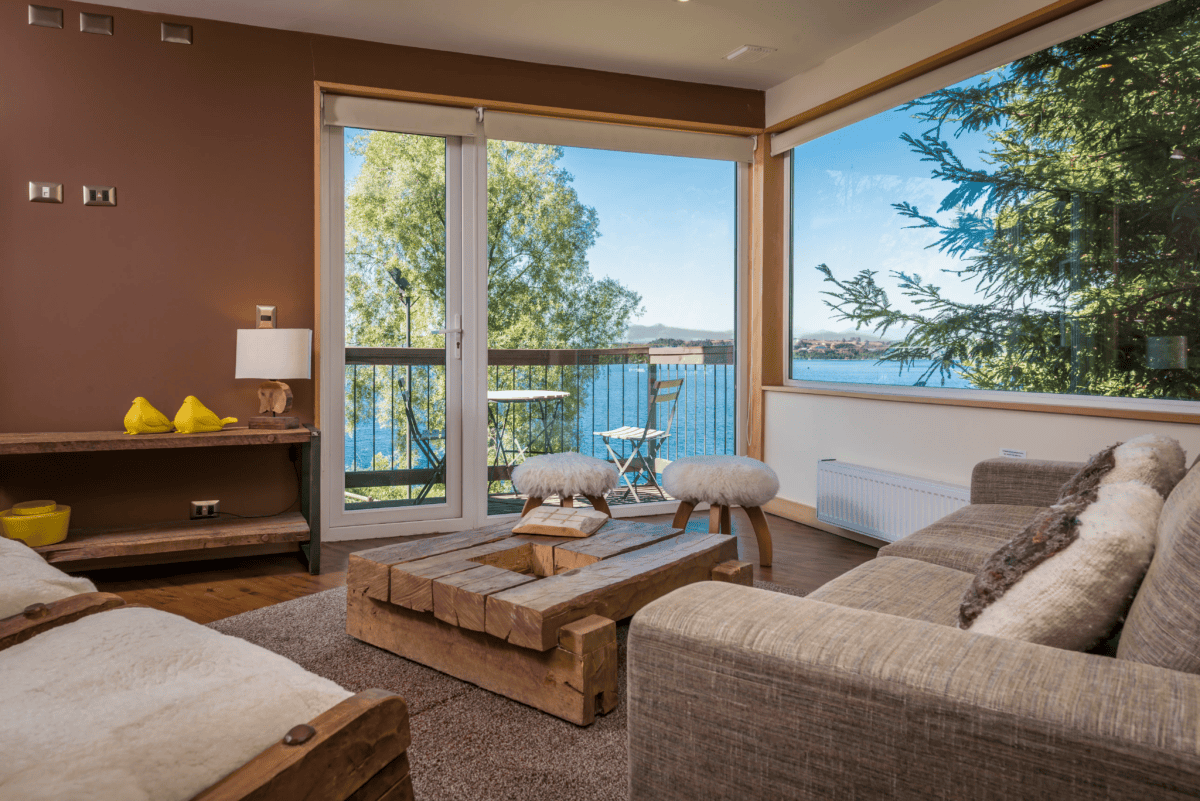 Eco Cabaña Familiar en Hotel Cabaña del Lago, espaciosa y sostenible, perfecta para familias. Con vista al Lago Llanquihue y los volcanes, y todo lo necesario para disfrutar Puerto Varas en contacto con la naturaleza