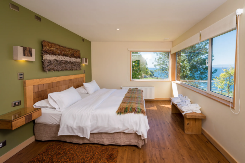 Eco Cabaña Suite en Hotel Cabaña del Lago, diseño acogedor y sostenible, con vista panorámica al Lago Llanquihue y los volcanes. Equipamiento completo para una experiencia única en Puerto Varas
