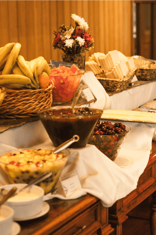Desayuno Buffet que viene incluido el hospedaje del Hotel Cabaña del Lago
