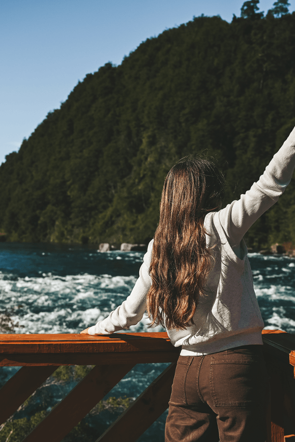 Tour de Saltos del Petrohué mujer disfrutando